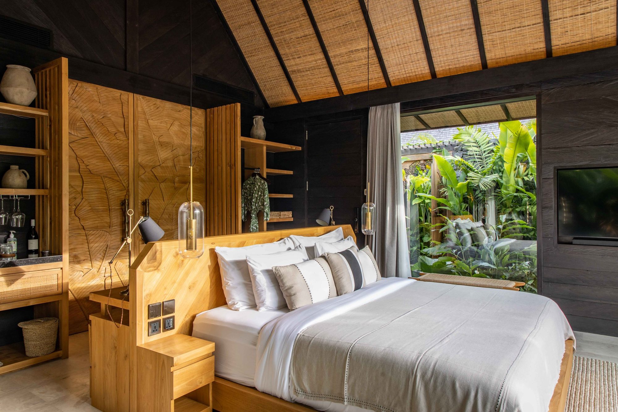 Jabu villa with plunge pool surrounded by stone walls and garden
